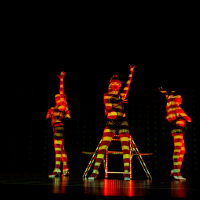 Chaises LED et projections video sur les corps